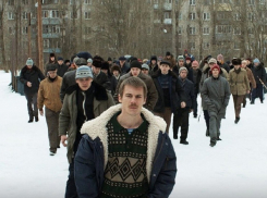 Молодежь Анапы станцевала танец из нашумевшего сериала «Слово пацана»