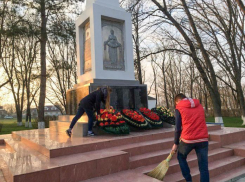 Память и памятники: молодежь Анапы провели уборку на братских могилах