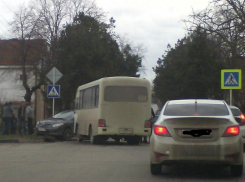 В Анапе пассажирский автобус попал в ДТП с «Тойотой»