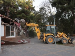 Из-за неподобающего вида на Театральной площади Анапы сносят кафе