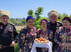 Анапчане угостили хлебом и сдобой гостей гастрофестиваля в «Атамани»