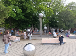 Анапа встретила первый день лета наплывом отдыхающих: центр города ожил в будний день