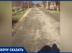 Иван Зубов возмущён, что в посёлке под Анапой люди вынуждены ходить по проезжей части и рисковать жизнью