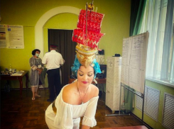 В Анапе голосовали девушки с кораблями на головах. Видео