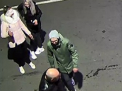 В Анапе нашли молодчиков, повредивших ёлку в центре города