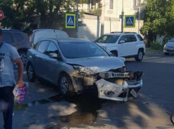 На перекрёстке в Анапе семья с маленьким ребёнком попала в ДТП