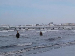 Некоторые анапчане уже открыли купальный сезон, а заодно ищут клад на морском дне