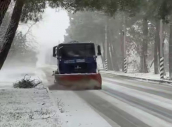 В Анапе активно борются со снегом и гололедом