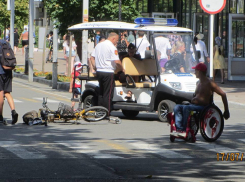 Самокатчик и велосипедист столкнулись на большой скорости в центре Анапы