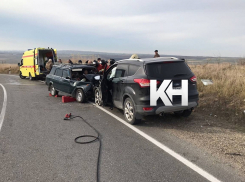 Водителя «четвёрки» пришлось вырезать из машины после лобового ДТП под Анапой