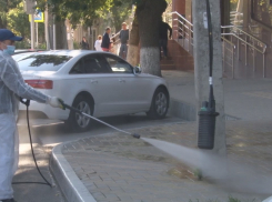 В Анапе коммунальщики обрабатывают специальным раствором лавочки, урны и тротуары 