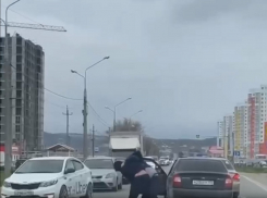 В Анапе автовладельцы устроили драку прямо на дороге. Видео