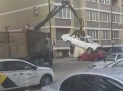 Анапчане в шоке от того, как в Краснодаре эвакуировали авто, раздавив крышу 