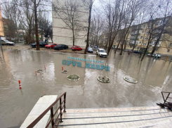 Жители Анапы утонули в грязной луже у собственного дома