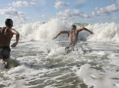 «Да фиг с ними. Хай тонут»-анапчанин об отдыхающих, которые купаются во время шторма