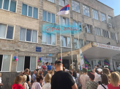 «Это жесть»: флаг России подняли вверх ногами в школе №7 в Анапе