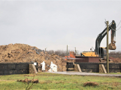 «Привезли уже порядка 2800 тонн»: как предприятия работают с мазутом с берегов Анапы