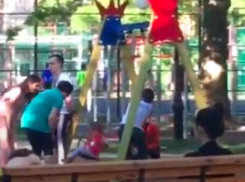 Запретили открывать детские площадки во дворах, но анапчане пришли в парки и скверы