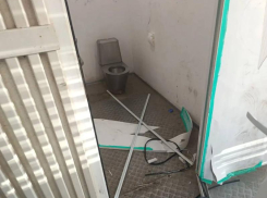 Понедельник в Анапе начался с вандализма: пострадали туалет, скамейки и урны