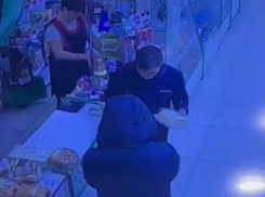 В Анапе мужчина украл с чужой карты 5 тысяч рублей