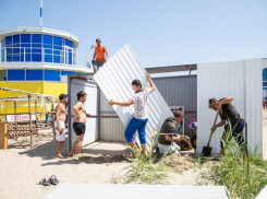  На пляже Анапы начался снос яхт-клуба, превратившегося в рынок