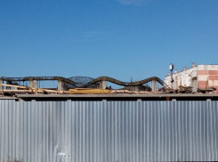 Сегодня, 13 января, на месте строящегося в Анапе ЗАГСа на землю обрушилась тяжеленная плита