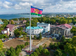 Флаг Краснодарского края подняли в Анапе на гигантском флагштоке