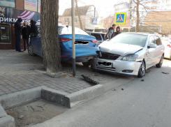 На перекрёстке в Анапе в аварию попали сразу три автомобиля
