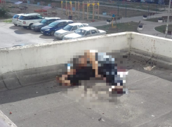 На Анапском шоссе на козырьке подъезда обнаружили труп мужчины