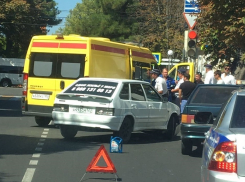 В Анапе на Крымской авария с участием мопеда, байкера увезла скорая