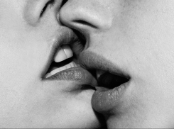 В центре Анапы загадочный и невероятно романтичный незнакомец расцеловал совершенно постороннюю девушку