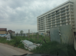 ﻿Кто отремонтирует забор на въезде в курортный поселок Витязево?