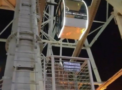 Колесо обозрения с пассажирами остановилось в Анапе