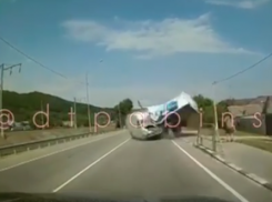 Рядом с Анапой в п. Нижнебаканский водитель Mercedes-Benz выехал на встречку и погиб