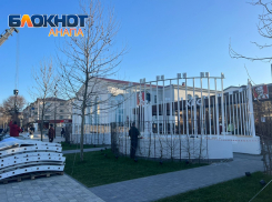 Обновление в Анапе: на Театрально площади монтируют перголы