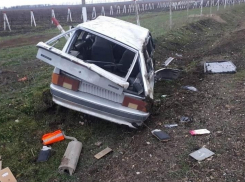 На трассе рядом с Анапой водитель «Лады» вылетел на обочину и врезался в дорожный знак