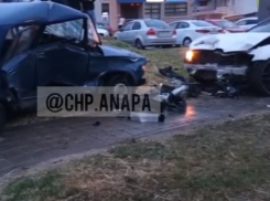 Жесткое ДТП в Анапе – столкнулись «Мерседес» и «семёрка»