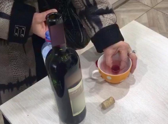 Читательница «Блокнот Анапа» показала, как, по её мнению, отличить натуральное вино от подделки