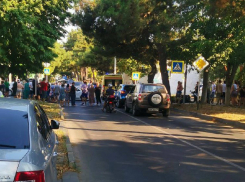 Доведены до отчаяния: анапчане перекрыли улицу из-за отключений электричества