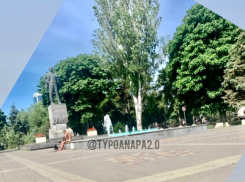 Мужчина разделся догола и искупался в фонтане возле памятника Ленину в Анапе