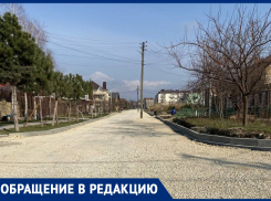 «Смеяться будут над всей Анапой»: новую дорогу на улице Станичной провели прямо между электрическими столбами