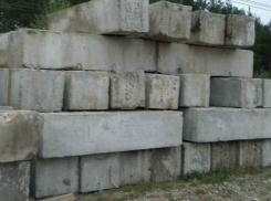 На стройке в Анапе на ноги 12-летней девочке упал тяжелый фундаментный бетонный блок