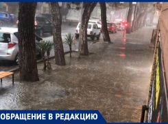 «А кто мне полы мыть будет?»: двух девушек выгнали из магазина в ливень