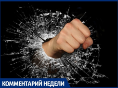 Буйная неадекватная женщина терроризирует жителей многоэтажки в Анапе