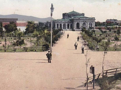 Представьте в Анапе ХVIII века человека с наушниками и мобильным!