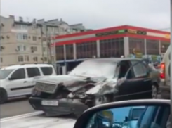 Очевидцы увидели, как на перекрёстке в Анапе загорелся мерседес 