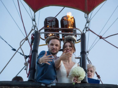 В Анапе молодожёны отметили свадьбу на воздушном шаре. Эмоции зашкаливали