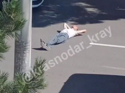  Неадекватный мужчина бросается под машины в Анапе 