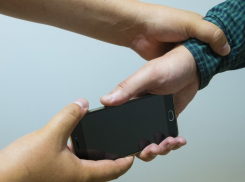 В Анапе житель Темрюкского района избивал людей и отнимал у них мобильные телефоны