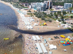 В центре Анапы в море сливается из реки сине-чёрная жижа